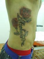 Tatuaje de un nombre con unas rosas