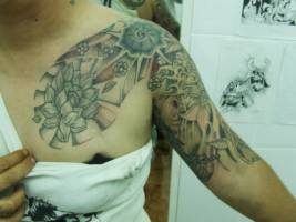 Tatuajes de flores en el brazo y pecho