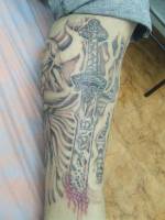 Tatuaje de un vikingo y una espada