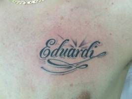 Tatuaje de un nombre encima del pecho