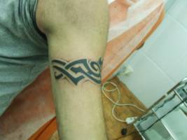 Tatuaje de un tribal en el bicepss