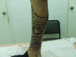 Tatuaje maorí en la pierna