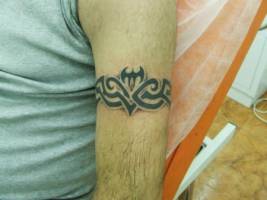 Tatuaje de un brazalete tribal