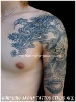 Tatuaje en brazo de dragon y Hanya.