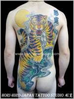 Tatuaje de tigre japonés, en la espalda.