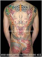 Tatuaje de un dragon de cara en la espalda