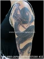 Tatuaje de un dragon en el brazo de una mujer