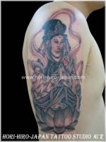 Tatuaje de un dios oriental cuidando un bebé