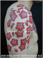 Tatuaje de muchas flores en el hombro