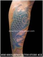 Tatuaje de una carpa saltando del agua