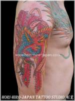 Tatuaje de un ave fénix a color en el brazo