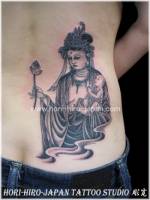 Tatuaje de un dios oriental en la espalda