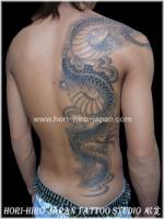 Tatuaje de un dragón que sube por toda la espalda