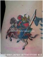 Tatuaje de arquero samurai montado a caballo
