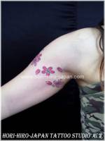 Tatuaje de un brazalete de flores para mujeres