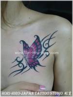 Tatuaje para mujer de mariposa con tribal