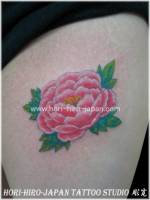 Tatuaje de flor en la pierna