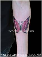 Tatuaje para mujeres de una mariposa en el antebrazo