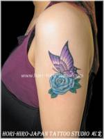 Tattoo de mariposa en una rosa, en el brazo