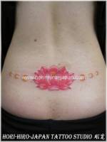 Tatuaje de flor de loto en la espalda