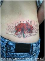 Tatuaje de flor encima del culo.