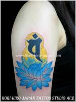 Tatuaje de flor de loto en el brazo.