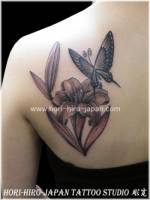 Tattoo para chicas, mariposa posando en una flor