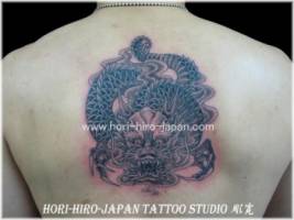 Tatuaje de un dragón en la espalda