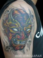 Tatuaje de un demonio apretando los dientes