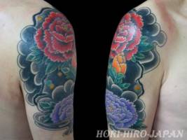 Tatuaje japonés de unas flores en el brazo