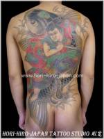 Tatuaje japonés de un samurai y una carpa inmensa