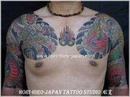 Tatuaje japonés de chaleco. Unos dragones