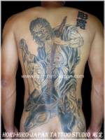 Tatuaje de un samurai en la espalda