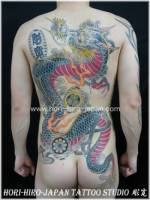 Tatuaje de un dragón a color en la espalda