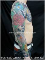 Tatuaje de brazo entero de flores flotando entre agua y olas