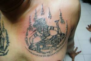 Tatuaje Sak Yant en el pecho