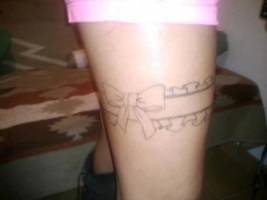 Tatuaje de un liguero en la pierna