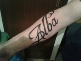 Tatuaje del nombre Alba e el antebrazo