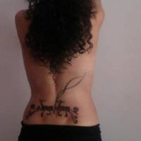 Tatuaje de un nombre en la espalda. Tattoo para mujeres