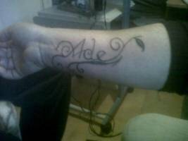 Tatuaje del nombre Ade en el antebrazo