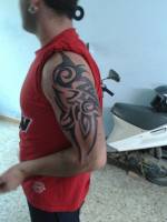 Tatuaje de tribales en el brazo
