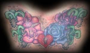 Tatuaje de un corazón con cerrojo y algunas rosas