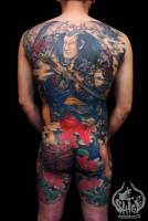Tatuaje japonés de un samurai a espalda entera