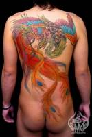 Tatuaje de un ave fénix en la espalda