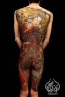 Tatuaje de espalda entera, junto con piernas, de una geisha con esqueletos