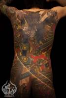 Tatuaje tradicional japonés de un guerrero samurai en espalda entera