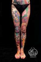 Tatuajes de geishas y flores en las piernas