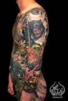 Tatuaje de un samurai en el brazo entre olas bravas