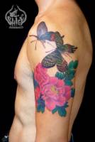 Tatuaje de flores con mariposas revoloteando
