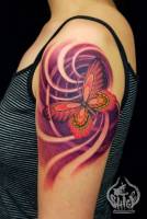 Tatuaje para mujeres, una mariposa revoloteando por el aire